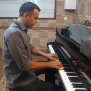 یوسف-محمدیان-آموزش-پیانو-بهترین-آموزشگاه-موسیقی-سعادت-آباد-شهرک-غرب-ثبت-نام-کلاس-اساتید-شکوهی